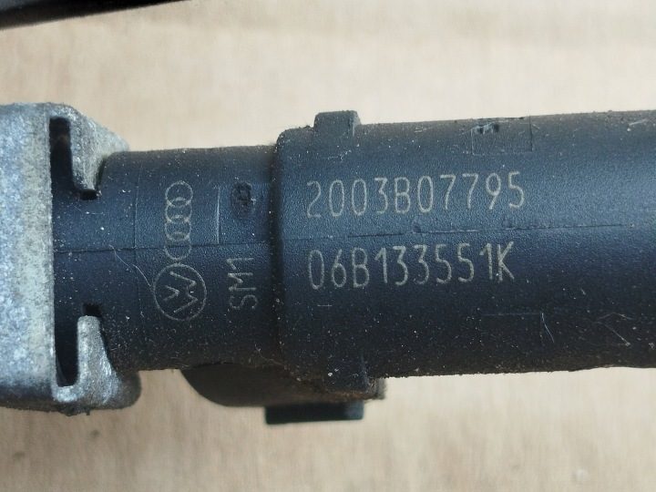 Топливная рампа форсунки Audi A4 B6 2.0 ALT 06B133551K, фото 2