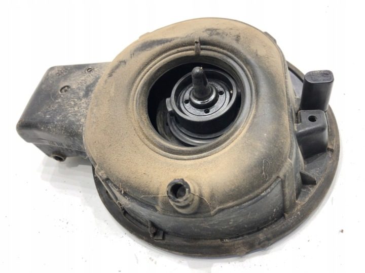 Лючок горловины бензобака VW Passat B7 универсал 10-15 Deep Black Perleffekt крышка, фото 4