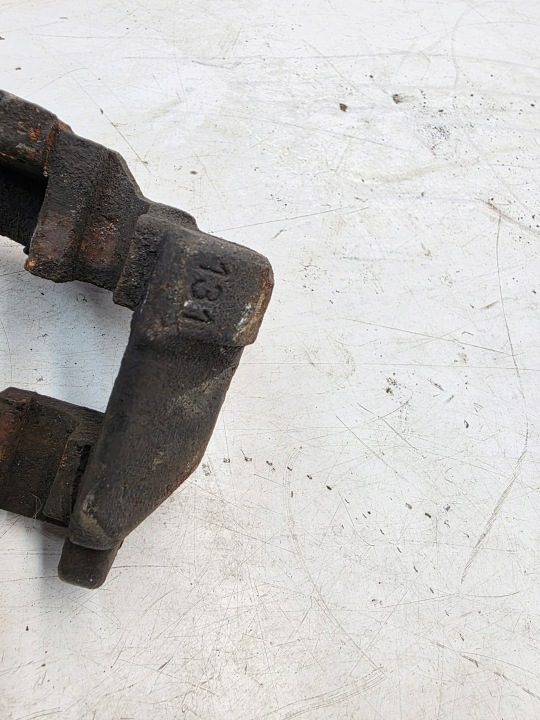 СКОБА СУППОРТА ПЕРЕДНЯЯ ЛЕВАЯ ИЛИ ПРАВАЯ AUDI VW SEAT SKODA 131, фото 4