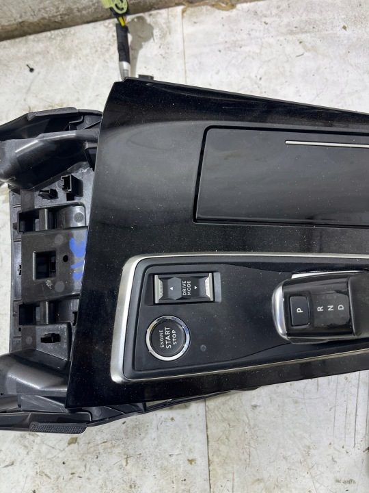 В СБОРЕ ЦЕНТРАЛЬНЫЙ ТОННЕЛЬ ПОДСТАКАННИК ДЕКОР BLACK ПИАНО PEUGEOT 508 II АВТОМАТ, фото 2