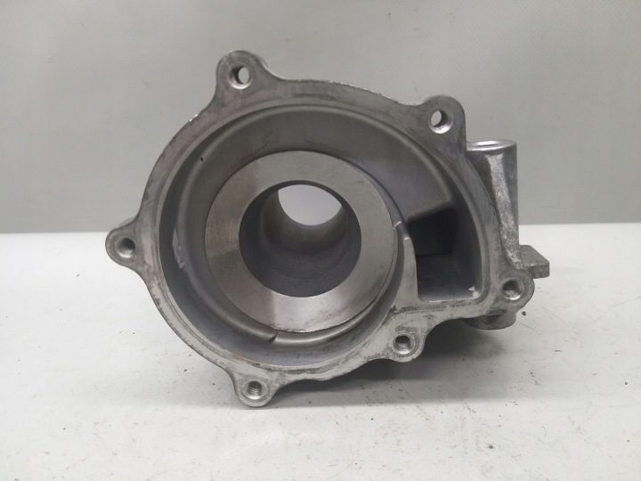 Корпус основание помпы 1.8 DID 4N13 Mitsubishi ASX Lancer 4008 C4 HDI, фото 2