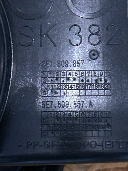 Skoda Octavia IV лючок горловины бензобака 5E7809857, фото 3