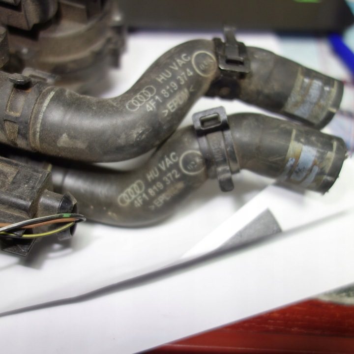 ШЛАНГ ELEKTROZAWÓRU STERUJĄCEGO ОХЛАЖДАЮЩЕЙ ЖИДКОСТИ AUDI A6 C6 - 4F1819374, фото 1