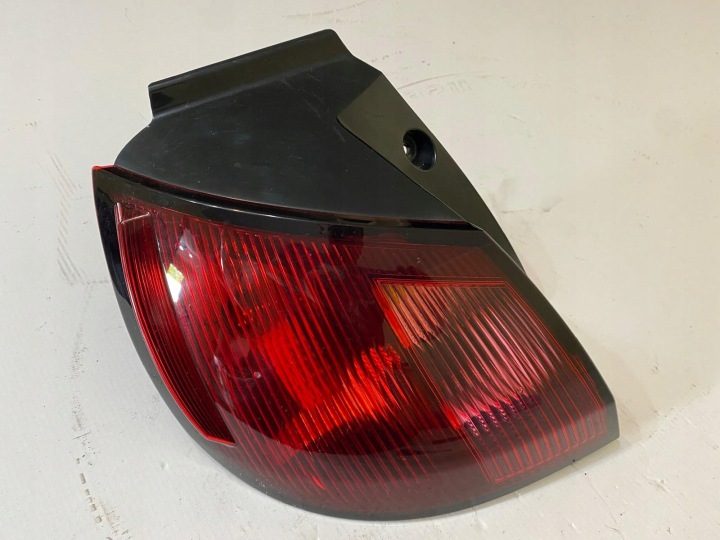 MITSUBISHI COLT VI РЕСТАЙЛИНГ (08-12R) 3 ДВ. ФОНАРЬ ЛЕВЫЙ ЗАДНИЙ MR957365, фото 1