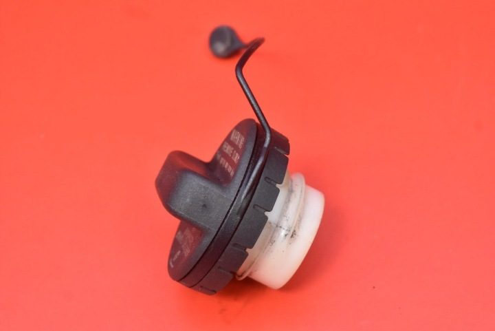КРЫШКА ГОРЛОВИНЫ БЕНЗОБАКА SUBARU FORESTER 4 IV 12-16, фото 2
