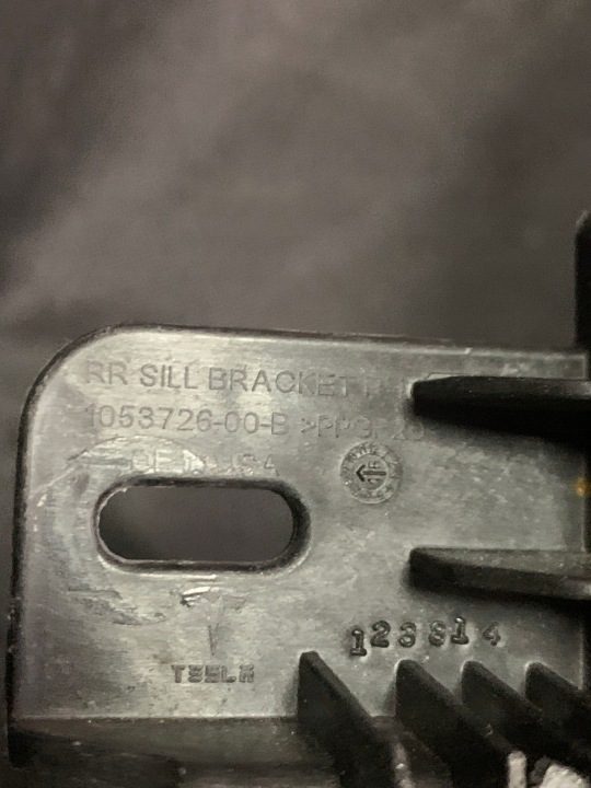 Tesla X крепление молдинга порога заднее RH 1053726-00-B, фото 3