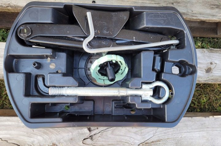 ВКЛАДЫШ ЗАПАСНОГО КОЛЕСА ДОМКРАТ КЛЮЧ CITROEN C4 PICASSO II 9805820580, фото 2