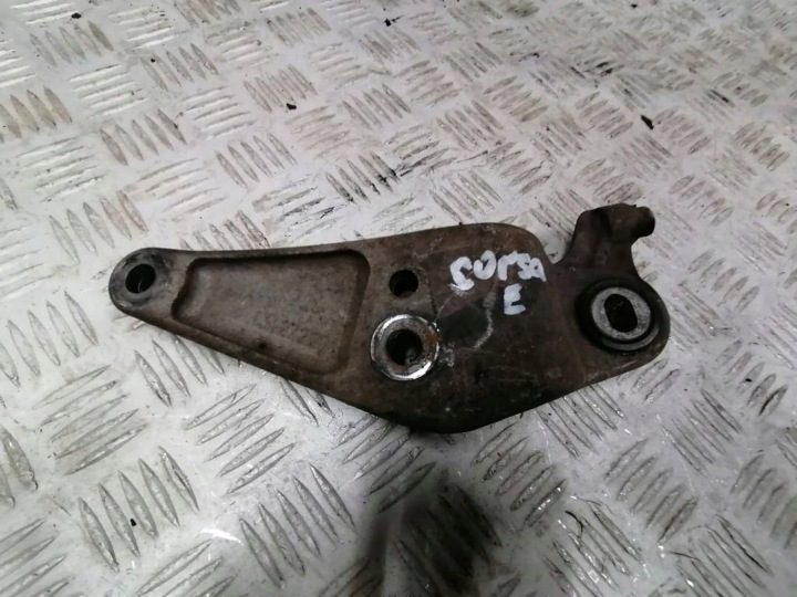 Opel Corsa E 1.3 CDTI кронштейн коробки 13427229, фото 1