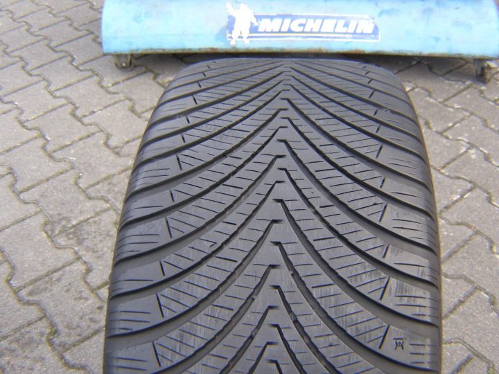 Шина всесезонная Kumho Solus 4S HA32 245/45R18 100 Y сцепление на снегу, фото 2