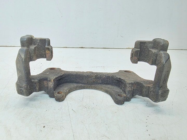 СКОБА СУППОРТА ПЕРЕДНЯЯ ЛЕВАЯ ИЛИ ПРАВАЯ AUDI VW SEAT SKODA 131, фото 3