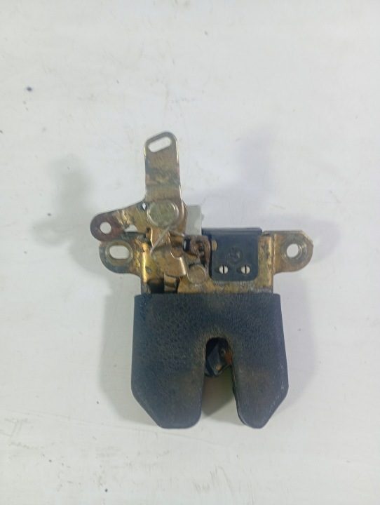 VW PASSAT B5 РЕСТАЙЛИНГ 00-05 ЗАМОК КРЫШКИ БАГАЖНИКА ЗАДНИЙ OE 3B5827505, фото 1