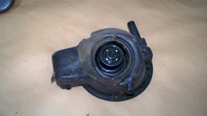 VW Touran I 1 05 г. лючок горловины бензобака, фото 3