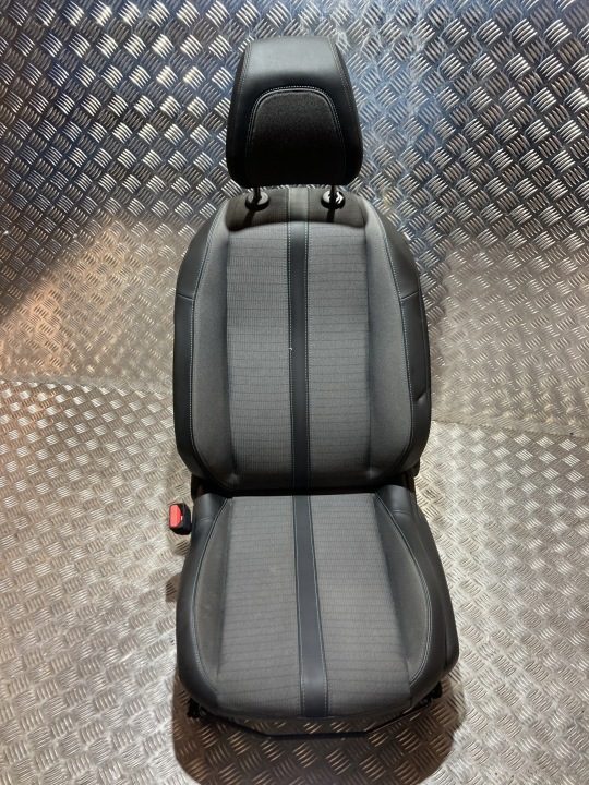 СИДЕНЬЕ ЛЕВОЕ ПЕРЕДНЕЕ АНГЛИЯ ПОЛУКОЖА PEUGEOT E-208 II 19-, фото 1