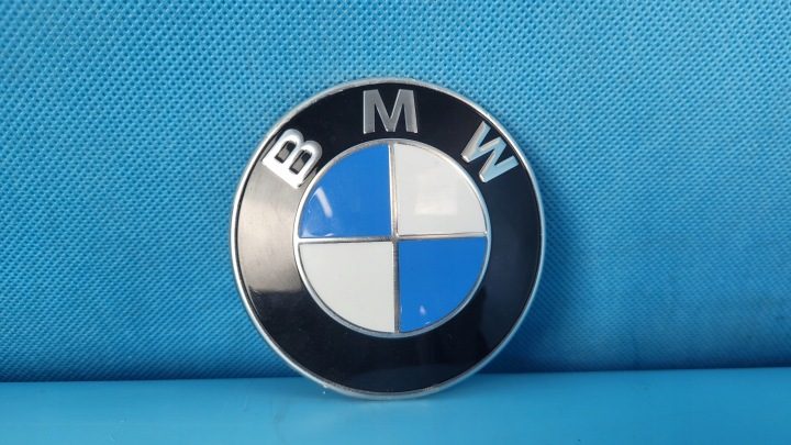 BMW X6 III G06 21 г. ЭМБЛЕМА КАПОТА КРЫШКИ БАГАЖНИКА 7499154 82 мм, фото 1