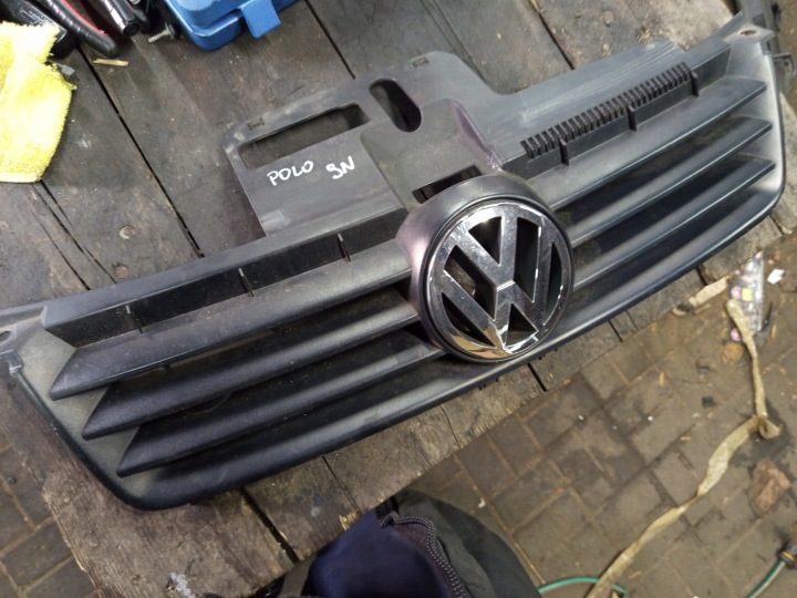 VW POLO 9N MK IV РЕШЕТКА РАДИАТОРА ПЕРЕДНЯЯ ЭМБЛЕМА ОРИГИНАЛ 6Q0853651C, фото 1