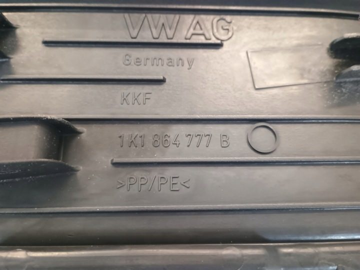 Подножка Skoda VW Audi Seat 1K1864777B в хорошем состоянии, фото 6