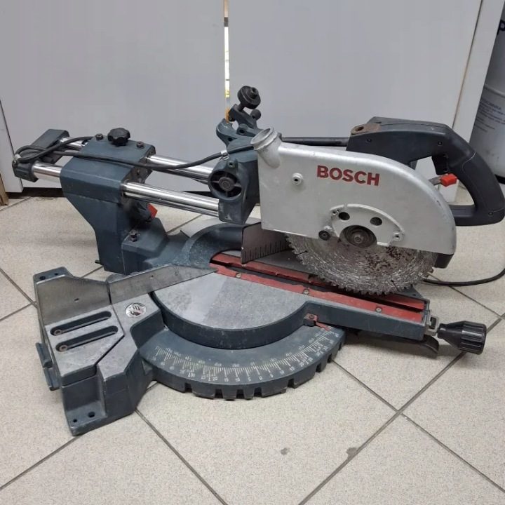 ПИЛА UKOSOWA ТОРЦОВКА ДЛЯ ДЕРЕВА И PANELI STOŁOWA 1800W 305 мм BOSCH, фото 1