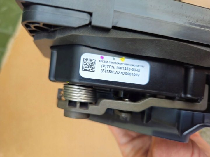 Tesla S X порт разъем зарядки + лючок порта 1061353-00-G 1061930-00-D, фото 4