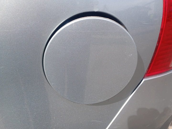 Лючок горловины бензобака Toyota Yaris 2 II РЕСТАЙЛИНГ 05-08 код краски 1F8, фото 2