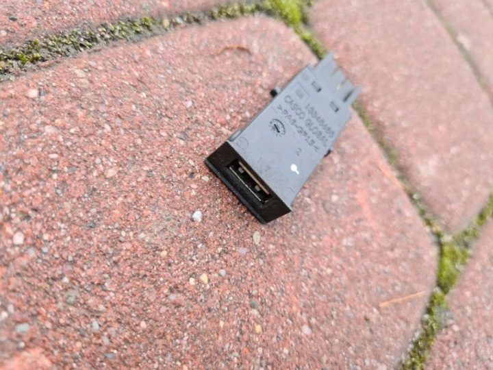 Гнездо разъем AUX USB Opel Astra J IV 13348688, фото 1