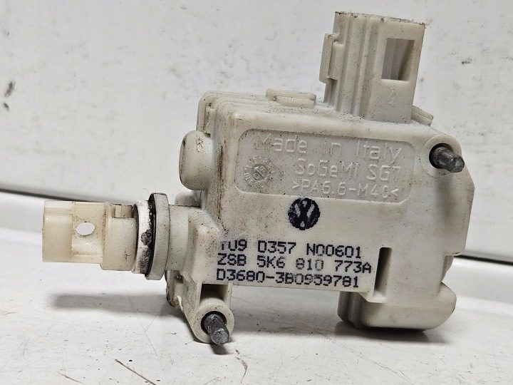 Привод тяга лючка горловины бензобака VW Golf VI 2008- 5K6810773A, фото 1