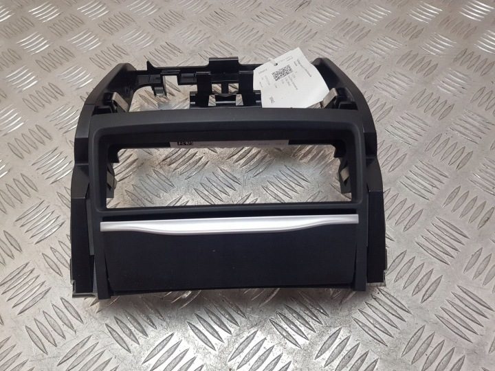 BMW 7 G11 G12 Панель гнезда прикуривателя заднего центрального тоннеля, фото 1