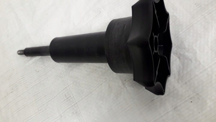Болт кронштейн запасного колеса Audi OE 8L0803899B, фото 1