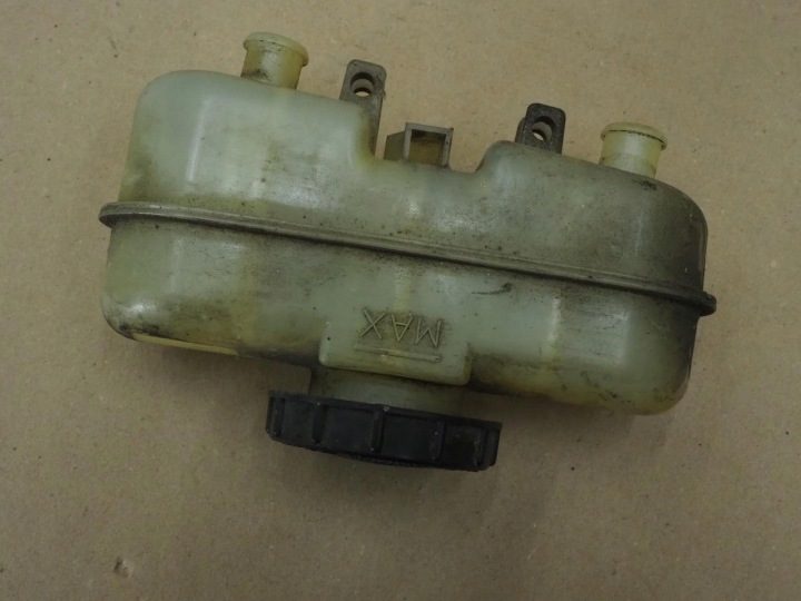 FORD EXPLORER II 98 г. 4.0 БАЧОК Тормозной жидкости, фото 2