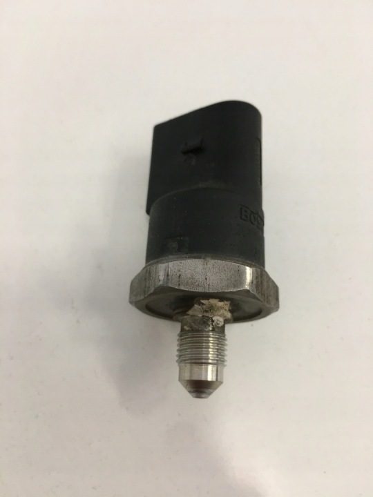 ДАТЧИК ДАВЛЕНИЯ ТОПЛИВА VW GOLF V 1.6 FSI 0261545008 06D905051A, фото 1