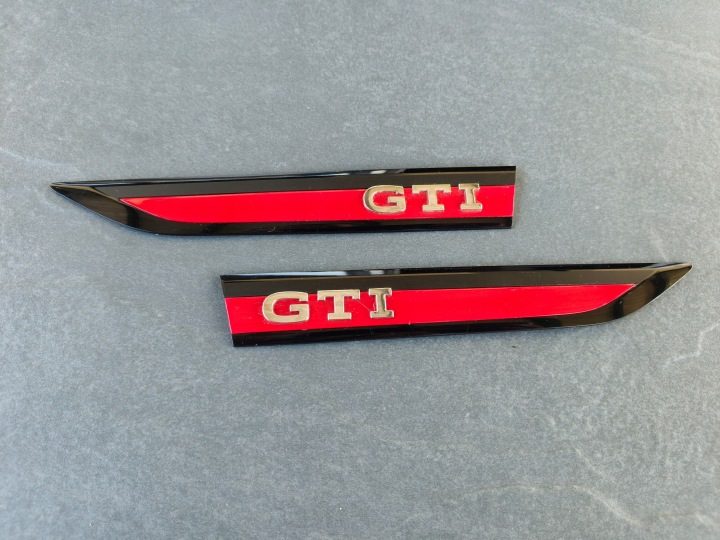 ДЕКОР МОЛДИНГ ЛОГОТИП КРЫЛА СТОРОНА ЛЕВАЯ ПЕРЕДНЯЯ VW GOLF VIII 8 GTI 5H0853688, фото 1