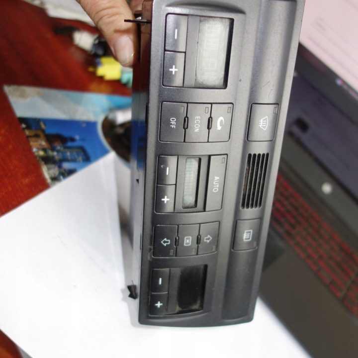 БЛОК УПРАВЛЕНИЯ ПЕЧКОЙ КОНДИЦИОНЕРА AUDI A6 C5 4B0820043F 5HB007604-10 URWANE КРОНШТЕЙН, фото 2