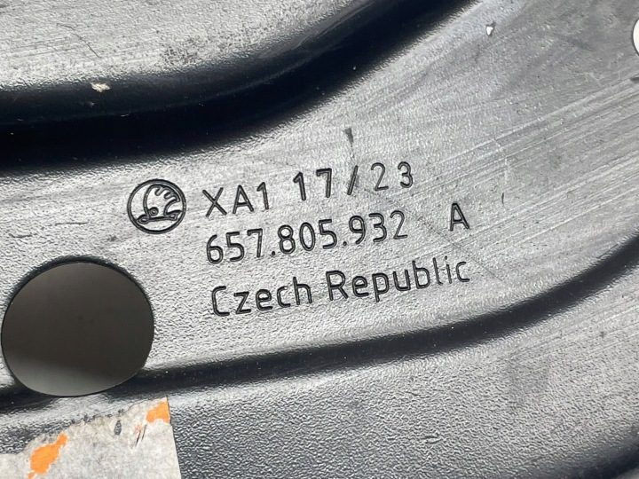 КРОНШТЕЙН РЕМНЯ ФАРЫ ПРАВЫЙ 657805932A SKODA SCALA 24 г. !J, фото 3