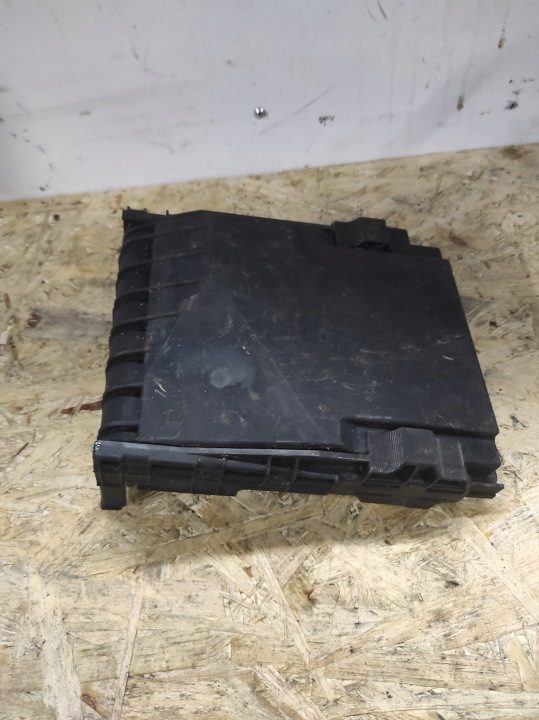 КРЫШКА БЛОКА ПРЕДОХРАНИТЕЛЕЙ VW Passat B6 1K0937132F, фото 1