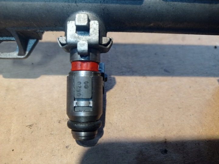 Топливная рампа форсунки Seat Skoda VW Audi 047133319S 047906031C, фото 6