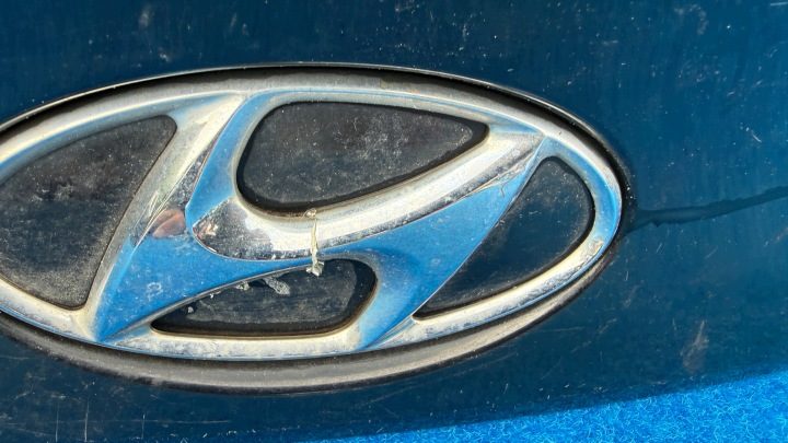 HYUNDAI TUCSON IX35 10-15 ГОД НАКЛАДКА МОЛДИНГ КРЫШКИ ЗАДНИЙ 87371-2S000 KP9/100, фото 3
