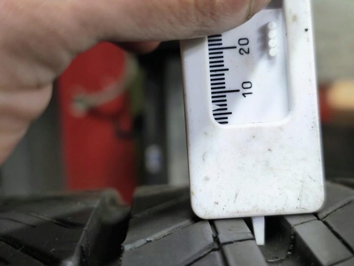 Шина летняя Continental UltraContact 215/55R16 93 В защита диска, фото 2