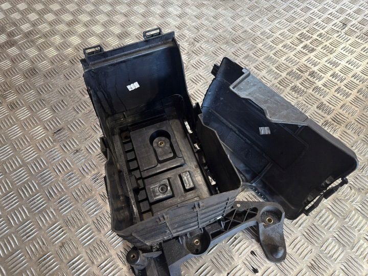2016 Audi Q3 8U Площадка аккумулятора 1K0915325B, фото 4