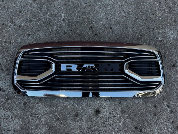 Dodge RAM 1500 IV Рестайлинг 13- Решетка радиатора хром бампер передний LIMITED, фото 2