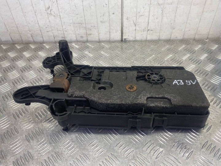 Основание кронштейн аккумулятора Audi A3 S3 8V 5Q0915321E, фото 11
