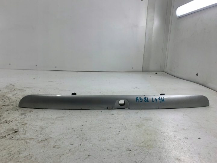 AUDI A3 8L НАКЛАДКА КРЫШКИ БАГАЖНИКА LY7W 8D9827576A, фото 2