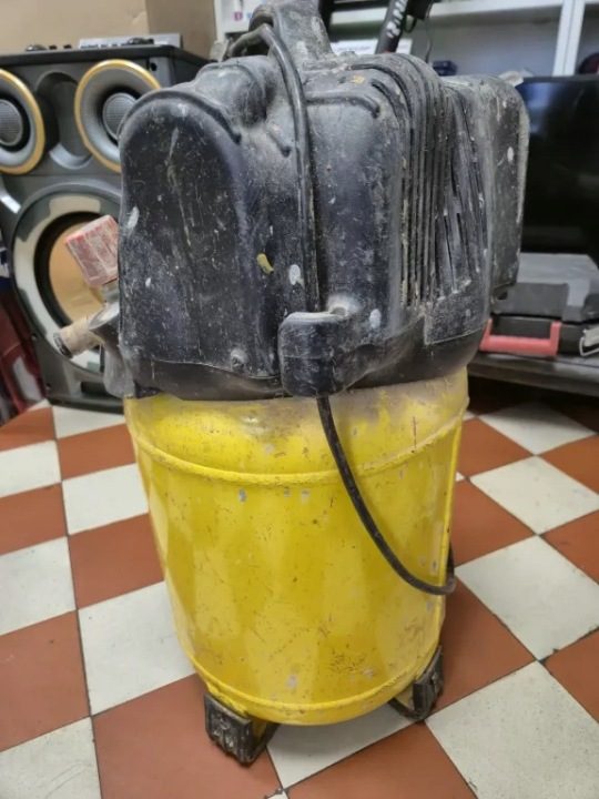 Компрессор безмасляный вертикальный Stanley D 200/10/24V 1,1 кВт 10 бар 24 L, фото 3