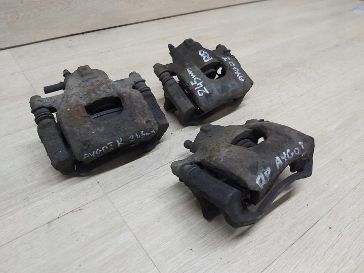 Toyota AYGO I 05-13 суппорт правый передний скоба, фото 3