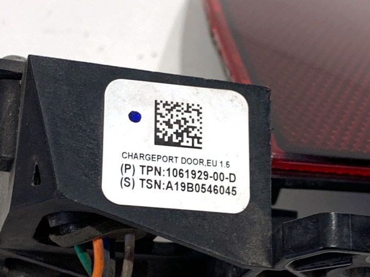 Лючок порта зарядки Tesla Model S 1061929-00-D лифтбек крышка, фото 6