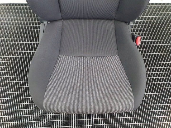 Сиденье правое переднее пассажира Toyota Yaris III 5D европа, фото 2