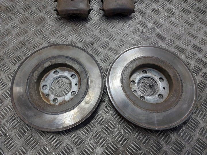 ДИСКИ ТОРМОЗНЫЕ ПЕРЕДНИЕ + КОЛОДКИ + СУППОРТЫ VOLKSWAGEN GOLF IV 1.9 TDI, фото 2