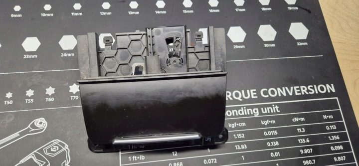 ПЕПЕЛЬНИЦА БАРДАЧОК ТОННЕЛЯ СРЕДНИЙ AUDI A4 B8 A5 8T 8K0857951, фото 1