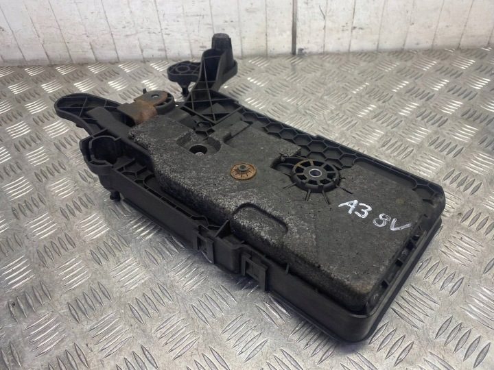 Основание кронштейн аккумулятора Audi A3 S3 8V 5Q0915321E, фото 16