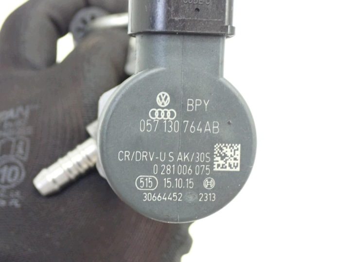 Топливная рампа датчик 057130764AB 0281006075 Audi A3 8V 2.0 TDI CUN 16 г., фото 5