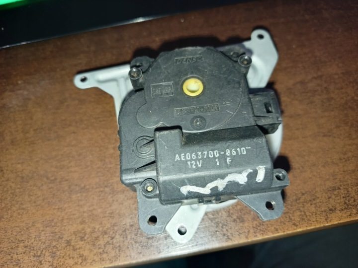 МОТОРЧИК ЗАСЛОНОК ПЕЧКИ TOYOTA AVENSIS T25 2.0 D4D AE063700-8610, фото 1