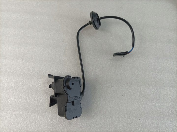 ПРИВОД ЛЮЧКА ГОРЛОВИНЫ БЕНЗОБАКА VW GOLF AUDI 5C6810773K, фото 2
